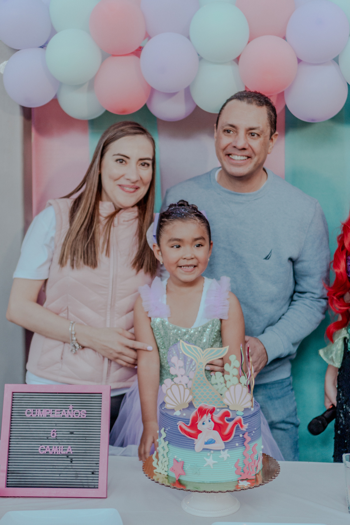 Familia celebrando un cumpleaños frente al pastel