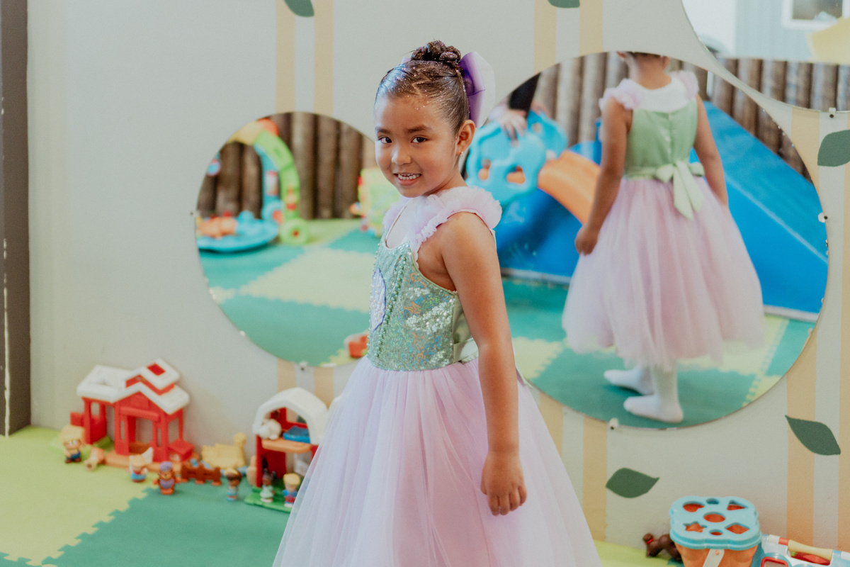 Una niña disfrutando su celebración de cumpleaños, fotografiada por Arleen Moll